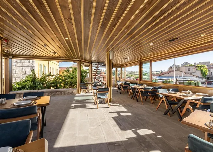 Foremanson Cave Hotel *